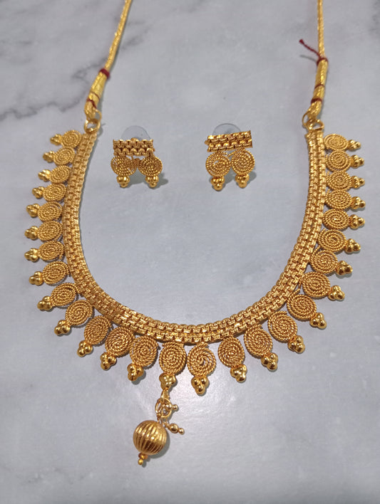 SIMPLE GOLD NECKLACE AND EARRING SET