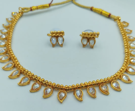 GOLD NECKLACE AND EARRING SET